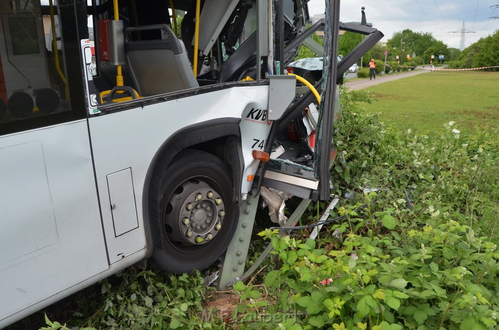 Schwerer Bus Unfall Koeln Porz Gremberghoven Neuenhofstr P366.JPG - Miklos Laubert